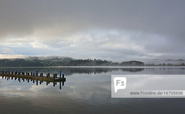 Steg an einem stillen See im britischen Lake District