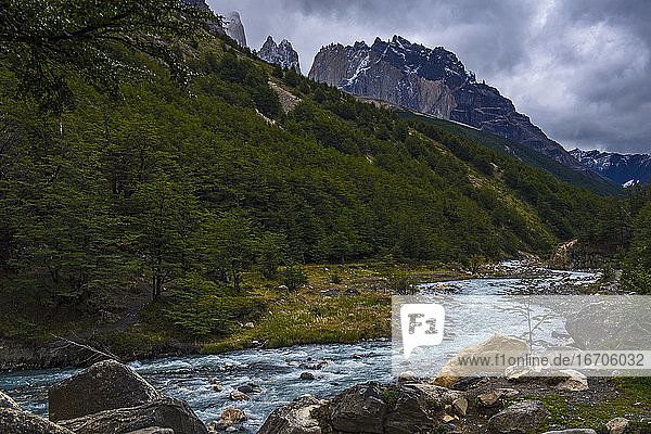 Süßwasserfluss im Nationalpark Torres del Paine  Patagonien