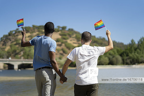 schwules Paar genießt einen Tag am Fluss