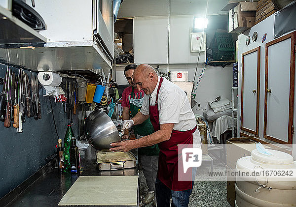 Vater und Sohn bei der Herstellung traditioneller Balkan-Gibanica in Belgrad  Serbien