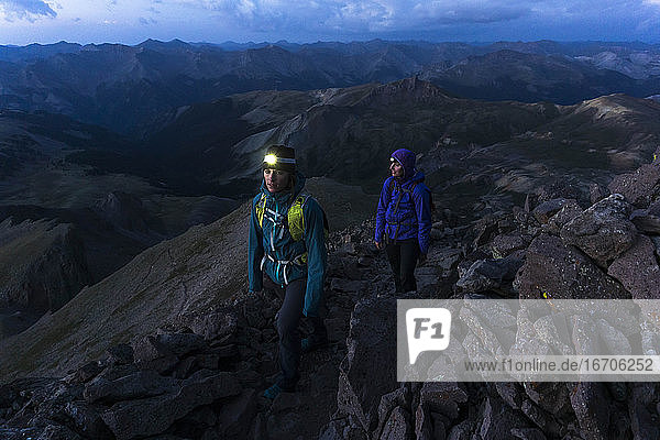 Wanderinnen auf dem Berg in der Abenddämmerung