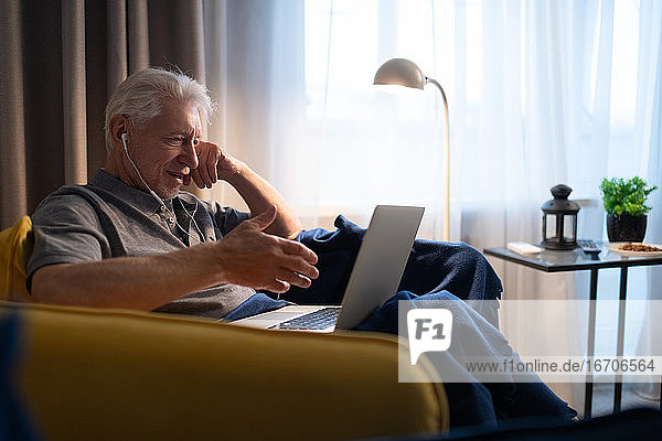 Älterer Mann spricht online mit seiner Familie