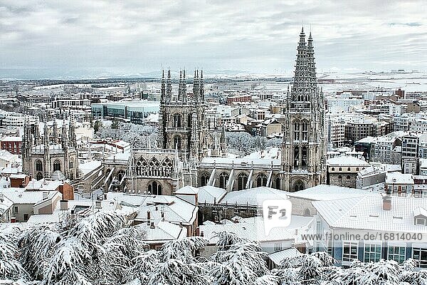 Die Kathedrale von Burgos im Winter verschneit.