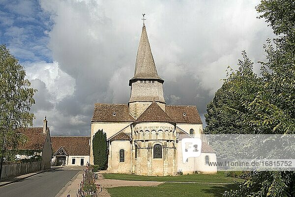 Romanische Kirche St. Martin (12. Jahrhundert) mit verdrehtem Turm  Dorf Gracay  Departement Cher  historische Provinz Berry  Region Centre-Val de Loire  Frankreich.