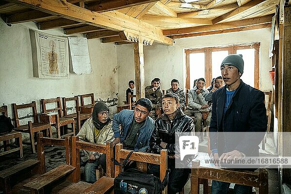 Jugendliche in Klassenzimmer  Saradh-e-Broghil  Wakhan-Korridor  Afghanistan  Asien