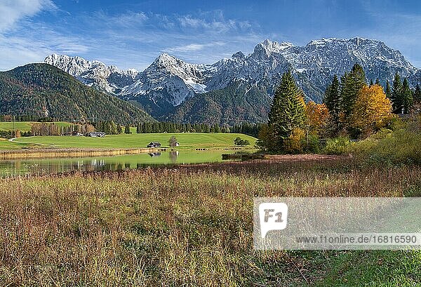 Schmalensee mit Karwendelgebirge  Mittenwald  Isartal  Werdenfelser Land  Oberbayern  Bayern  Deutschland  Europa