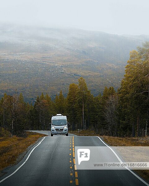 Campervan fährt auf der Straße nach Kautokeino im Herbst  Kautokeino  Finnmark  Norwegen  Europa