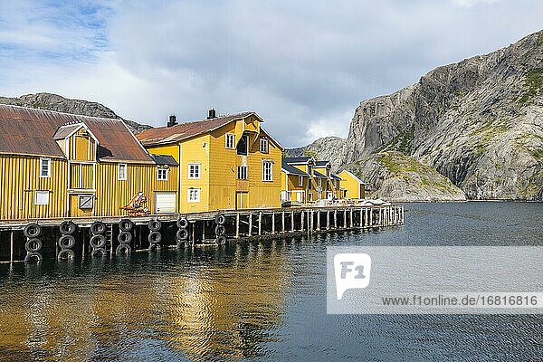 Historische Lagerhalle im Hafen von Nusfjord  Lofoten  Nordland  Norwegen  Europa