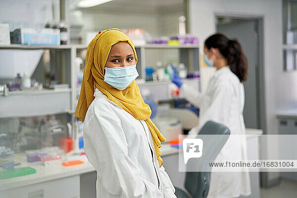 Portrait selbstbewusste Wissenschaftlerin in Hijab und Gesichtsmaske