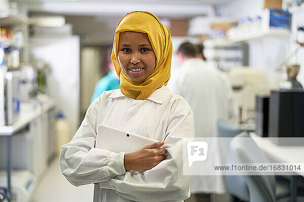 Porträt selbstbewusste Wissenschaftlerin im Hijab bei der Arbeit im Labor