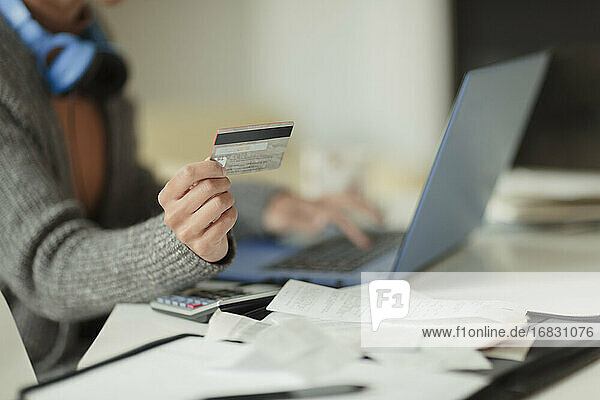 Close up Frau mit Kreditkarte zahlen Rechnungen online am Laptop