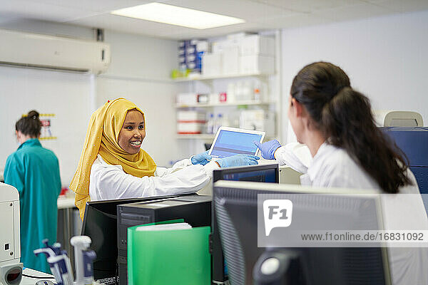 Wissenschaftlerinnen mit Laptop im Labor