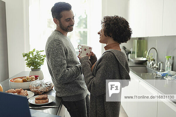 Glückliches Paar im Gespräch in der Morgenküche