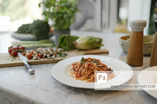 Stillleben frischer Teller Spaghetti auf Küchentheke