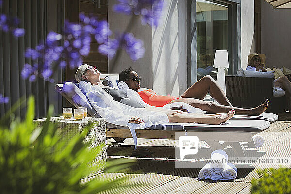 Senior Frauen Freunde Sonnenbaden auf sonnigen Sommer-Hotel-Terrasse