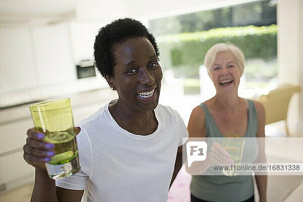 Porträt zuversichtlich  ältere Frauen Freunde trinken Wasser nach dem Training