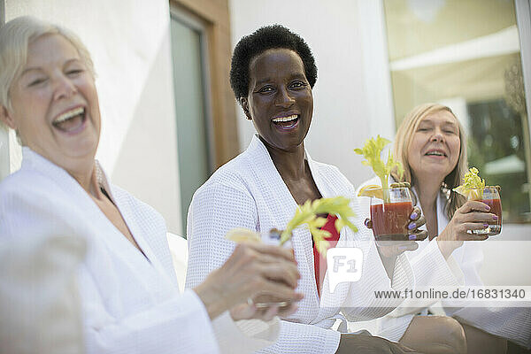 Porträt glücklich ältere Frauen Freunde trinken Bloody Mary Cocktails