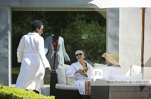 Glückliche ältere Frauen Freunde entspannen in Spa Roben auf sonnigen Hotelterrasse