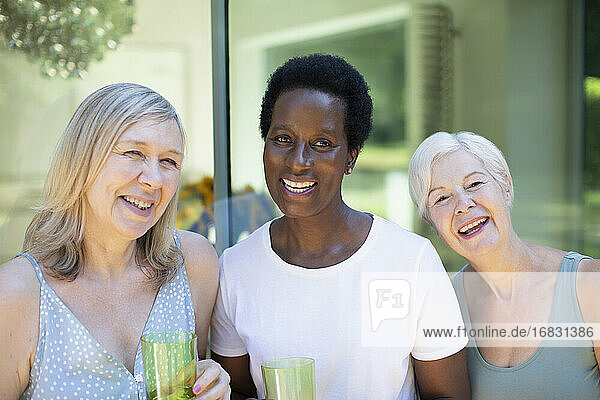 Porträt schöne glückliche ältere Frauen auf der Terrasse