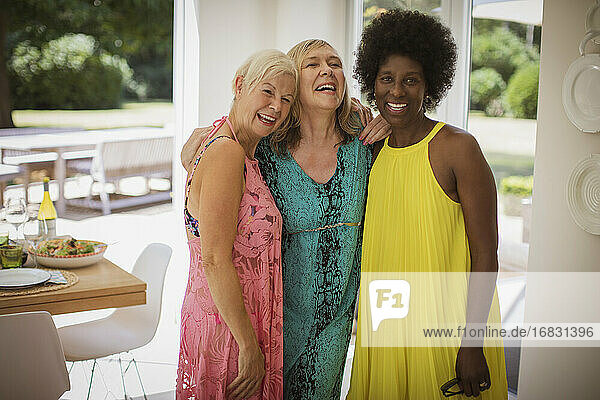 Porträt glücklich schöne ältere Frauen in Sommerkleider