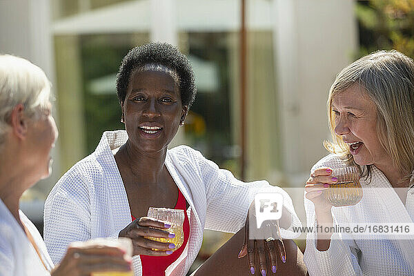 Glückliche ältere Frauen Freunde genießen Cocktails auf sonnigen Terrasse