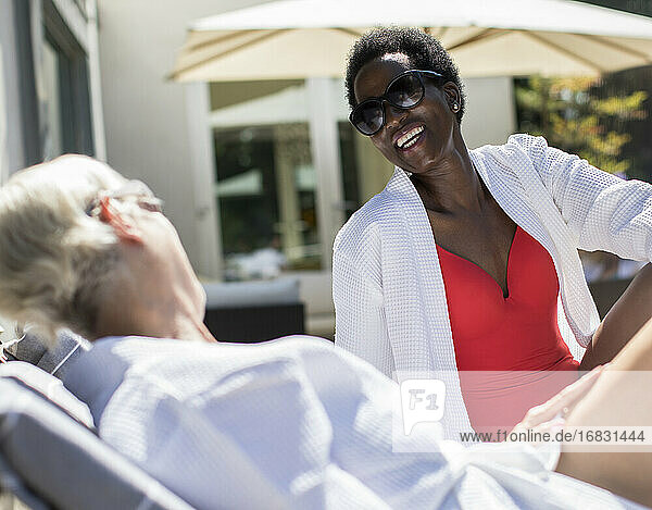 Glückliche ältere Frauen Freunde Sonnenbaden auf Spa-Terrasse