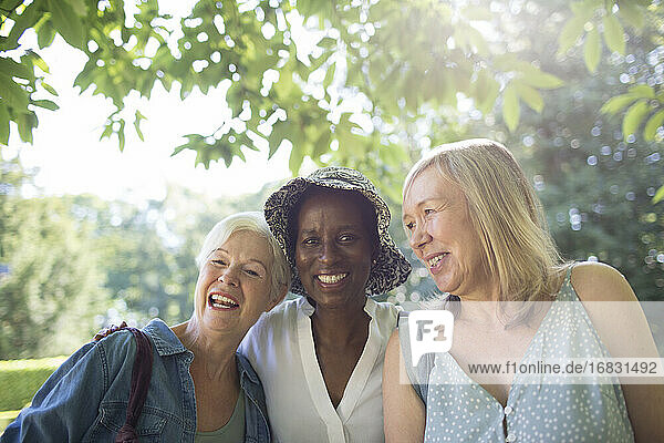 Porträt glücklich ältere Frauen in sonnigen Sommer Garten