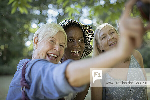 Glückliche ältere Frauen Freunde nehmen Selfie im Park