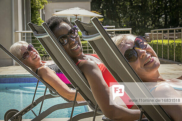 Porträt glücklich ältere Frauen Freunde Sonnenbaden in Liegestühlen