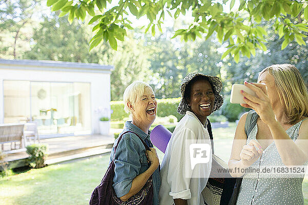 Glückliche ältere Frauen Freunde nehmen Selfie im Sommer Garten