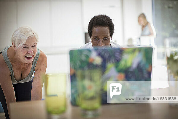 Senior Frauen Freunde trainieren am Laptop