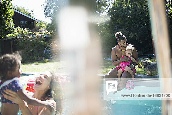 Familie entspannen und spielen bei sonnigen Sommer Hinterhof Schwimmbad
