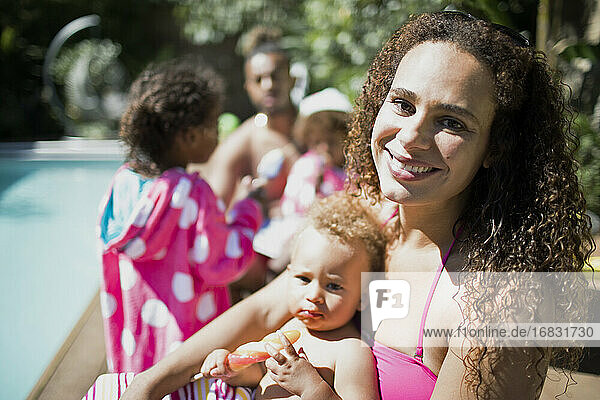 Porträt glückliche Mutter und Tochter am sonnigen Sommer Poolside