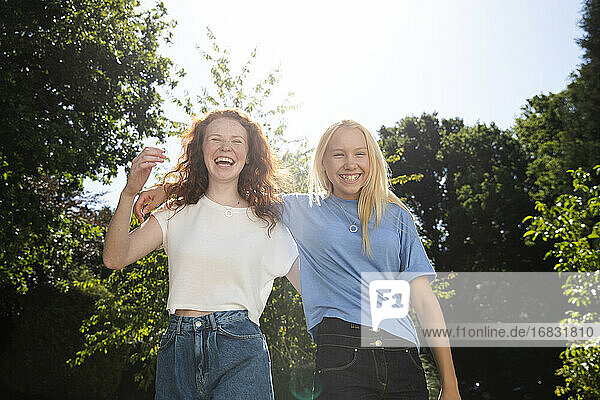 Porträt glücklich preteen Mädchen Freunde unter sonnigen Sommer Bäume