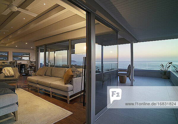 Luxus-Wohnzimmer und Balkon mit Blick auf das Meer