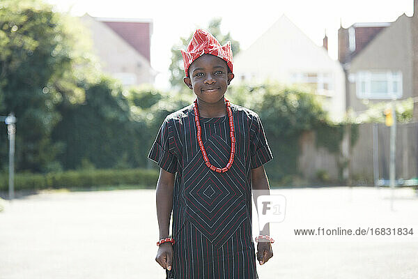 Porträt selbstbewusster Junge in traditioneller afrikanischer Kleidung