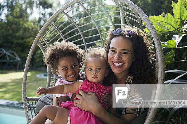 Porträt glückliche Mutter und Töchter im Sommer Schaukel Stuhl
