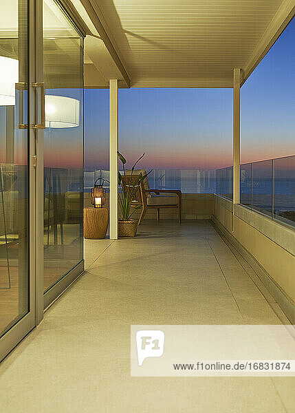 Luxus-Balkon mit malerischem Meerblick in der Abenddämmerung