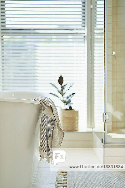 Handtuch hängt über der Badewanne in einem luxuriösen Home-Showcase-Bad