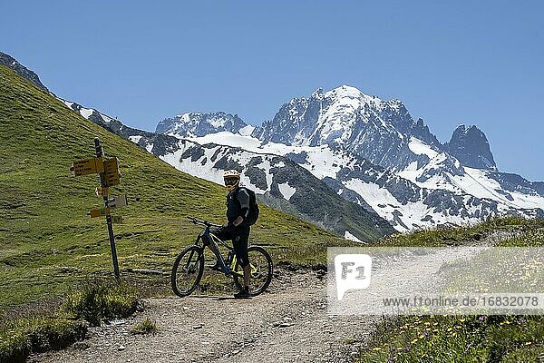 Mountain bikers at Col de Balme  in the back Aiguille Verte  glacier and mountain tops  Chamonix  Haute-Savoie  France  Europe