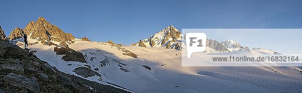 Wanderin fotografiert Bergpanorama  Glacier du Tour  Gletscher und Berggipfel  Hochalpine Landschaft  Alguille de Chardonnet  Chamonix  Haute-Savoie  Frankreich  Europa