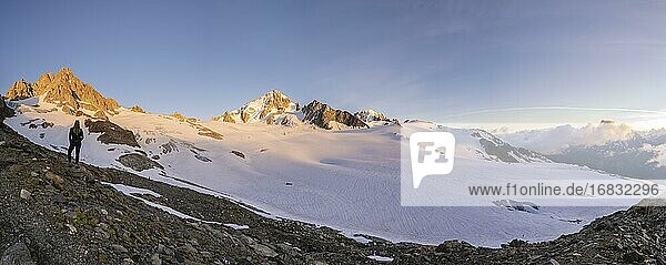 Abendstimmung  Bergpanorama  Wanderin steht vor Gletscher  Glacier du Tour  Gletscher und Berggipfel  Hochalpine Landschaft  links Tête Blanche  Petite und Grande Fourche  rechts Alguille de Chardonnet  Chamonix  Haute-Savoie  Frankreich  Europa