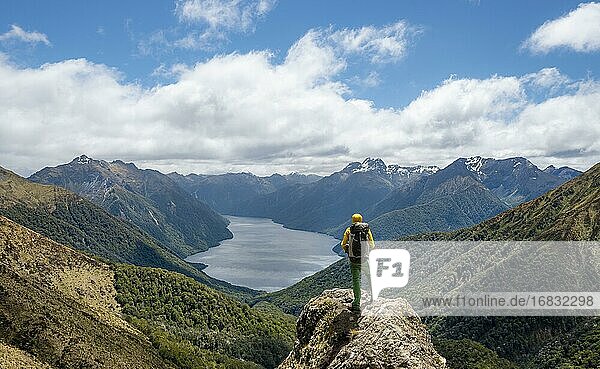 Bergsteiger  Wanderer blickt in die Ferne  Ausblick auf den South Fiord des Lake Te Anau  hinten Murchison Mountains und Südalpen  am Wanderweg Kepler Track  Fiordland National Park  Southland  Neuseeland  Ozeanien