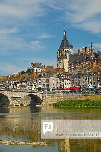 Frankreich  Loiret (45)  Gien  alte Brücke  auch Anne-de-Beaujeu-Brücke genannt  die Altstadt und das Schloss von Gien am Ufer der Loire.