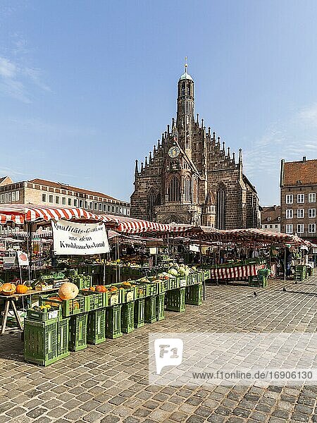 Weekly market on the main market in front of the Church of Our Lady  market stall  garlic country  pumpkins  vegetables  Nuremberg  Franconia  Bavaria  Germany  Europe
