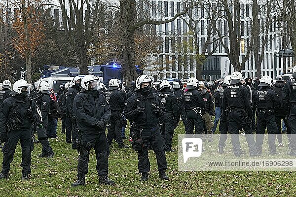 Polizeieinsatz bei der Demonstation gegen Corona-Maßnahmen am 6.12.2020  veranstaltet vom Bündnis Querdenken  Düsseldorf  Nordrhein-Westfalen  Deutschland  Europa