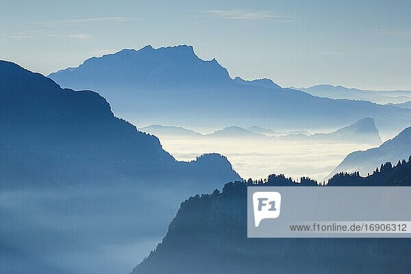 Blick übers Muotatal mit Pilatus und Fronalpstock  Schwyz  Schweiz  Europa
