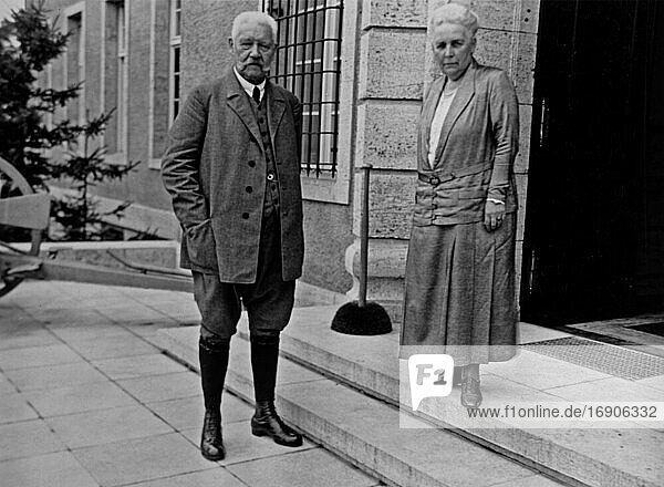 Paul von Hindenburg und eine Frau vor Gut Neudeck  ca. 1930  Deutschland  heute Polen  Europa