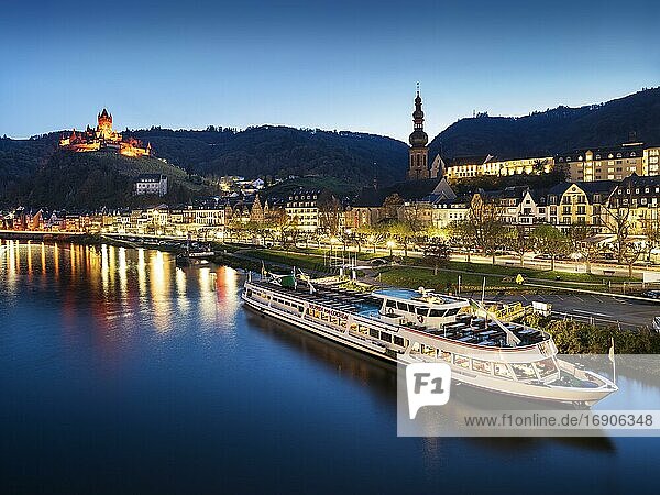 Town view of Cochem at the Moselle with Reichsburg castle  night view  Cochem  Rhineland-Palatinate  Germany  Europe