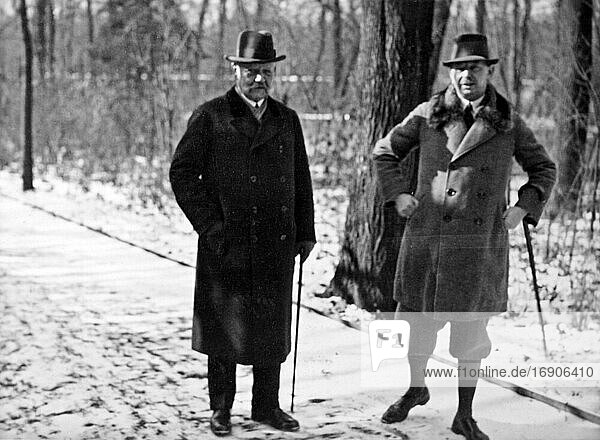 Paul von Hindenburg mit seinem Sohn Oskar von Hindenburg  historische Aufnahme  ca. 1934  Deutschland  Europa